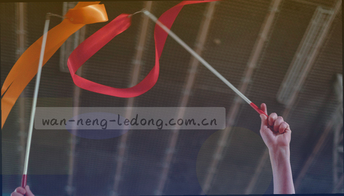 夜间看台一角的静物式构图，笔记本屏幕上显示抽象的数据图表，画面中没有可辨认的人脸